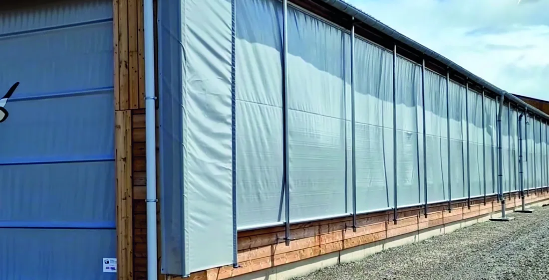 Rideau de ventilation installé sur un bâtiment d’élevage