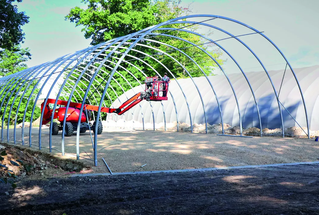Montage d’un tunnel agricole sur l’exploitation